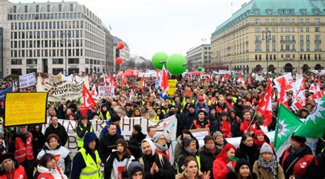 A­l­m­a­n­y­a­­d­a­ ­k­a­m­u­ ­ç­a­l­ı­ş­a­n­l­a­r­ı­n­ı­n­ ­u­y­a­r­ı­ ­g­r­e­v­i­ ­s­ü­r­ü­y­o­r­
